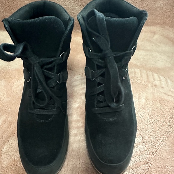 Ugg Women’s Kristin boot size 8.5 - Picture 2 of 3